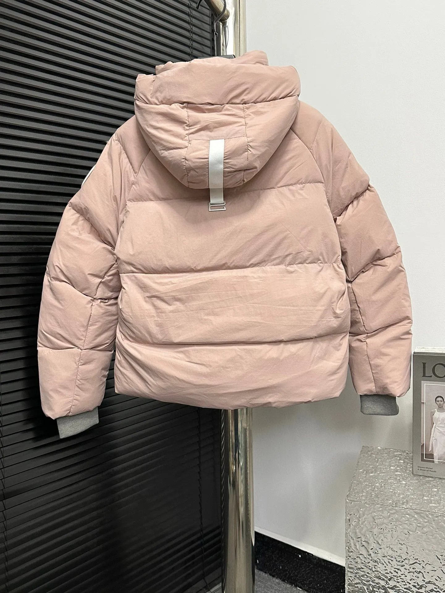 P780 【𝗖𝗔𝗡𝗔𝗗𝗔 𝗚𝗢𝗢𝗦𝗘】Capsule Series Macaron White Label Fabric: Made of soft EnduraLuxe fabric imported from DuPont, CORDURA, USA, which enhances the durability of easy-to-wear parts, is lightweight and durable; the liner is made of 400T anti-velvet gallbladder, which is comfortable, soft and non-velvet. : Equipped with a detachable hood, which can be adjusted in two directions, and is also filled with down, which brings greater softness and wrapping around the head and neck, and is full of warmth. This parka features white trim on the back and sides, and the hardware locks are all original and custom-made to match the muted fabric color. Goose label: The official website’s new series of silicone material labels, non-embroidery labels. Length: Fit hip-length. Size: XS-L